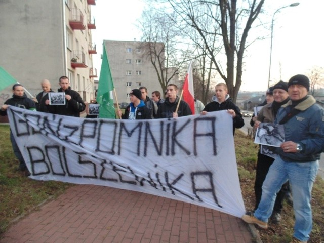 Kilkanaście osób przyszło pod pomnik Żołnierzy Radzieckich. Przynieśli transparent oraz zdjęcia polskich oficerów pomordowanych przez Rosjan, wykrzykiwali &#8222;Precz z komuną!&#8221;.