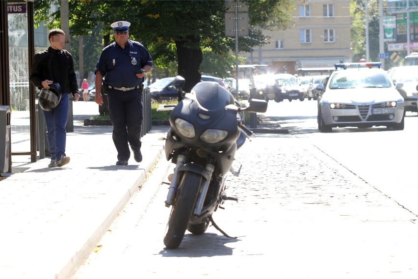 Motocyklista wjechał w pieszych. Wypadek motocyklisty koło Tomaszowa