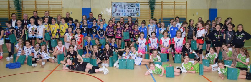 Odbył się V Ogólnopolski Turniej Minisiatkówki Dziewcząt - „Kluczewsko Mini Volley Cup’2023” o Puchar Wójta Gminy Kluczewsko. Zobacz zdjęcia