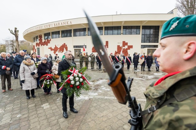 Przemówieniami i składaniem wiązanek kwiatów pod Pomnikiem Pamięci Sybiraków przy kościele Świętych Polskich Braci Męczenników w Bydgoszczy 12 lutego 2023 r. uroczyście upamiętniono 83. rocznicę pierwszej masowej deportacji Polaków na Sybir.