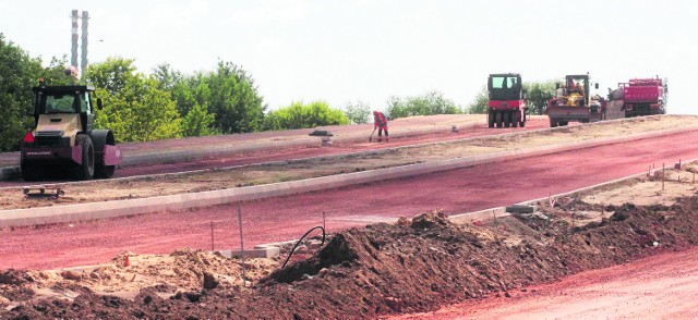 Na podporach nowego wiaduktu nad torami już są ułożone przęsła. Teraz trwa betonowanie płyty głównej konstrukcji.