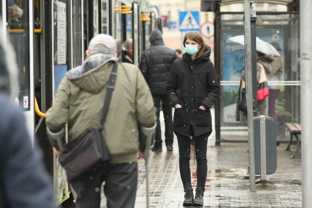 Kto wraca  z urlopu w północnych Włoszech, Tajlandii czy innym kraju w którym odnotowano zakażenia koronawirusem, gdy kończy mu się urlop wypoczynkowy, wraca do pracy. Szef nie może go z tego powodu odesłać do domu. Nawet jeśli mu się wydaje, że pracownik z urlopu mógł wrócić zarażony koronawirusem i obawia się, aby nie pozarażał pozostałych zatrudnionych w firmie.  - Pracodawca nie jest uprawniony do dokonywania samodzielnie oceny stanu zdrowia pracownika -wyjaśnia Kamil Kałużny, rzecznik prasowy Państwowej Inspekcji Pracy w Łodzi.  -Niedopuszczenie pracownika do pracy, ze względu na potencjalne zarażeniem wirusem może narazić pracodawcę  na  zarzut o nękanie, czy stosowanie mobbingu.  Czytaj więcej na kolejnych slajdach