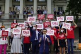 Premier Morawiecki w Poznaniu. "Nie dajmy powrócić naszym nieudacznym poprzednikom i rządowi PO". W tle napis "PiS to kłamcy"