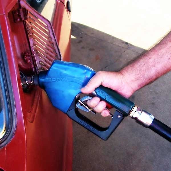 Sprawdź aktualne ceny benzyny bezołowiowej 95, oleju napędowego i gazu LPG.