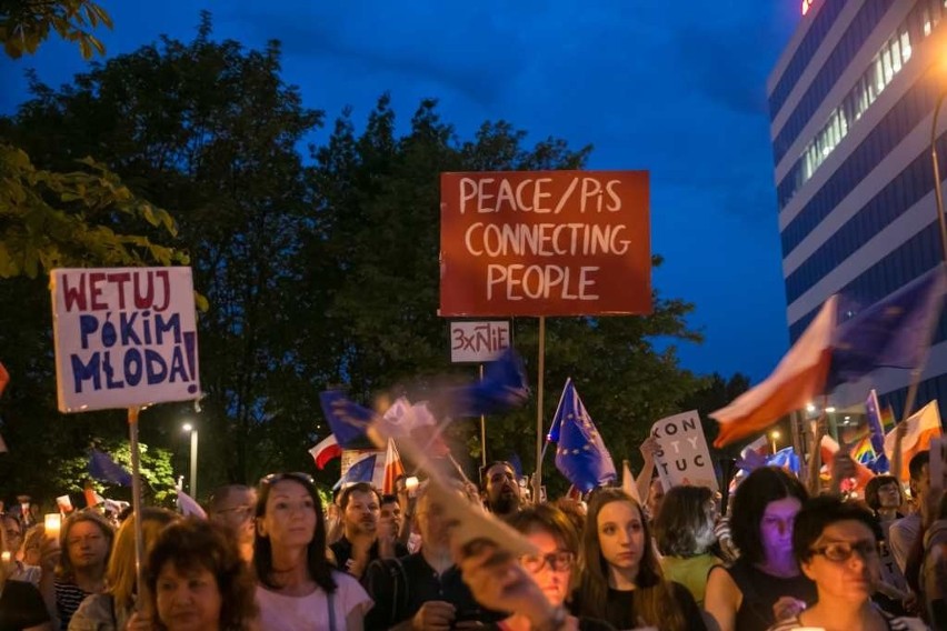 Kraków. Kolejny dzień protestów. Tym razem pod hasłem "Idziemy po trzecie VETO" [ZDJĘCIA]