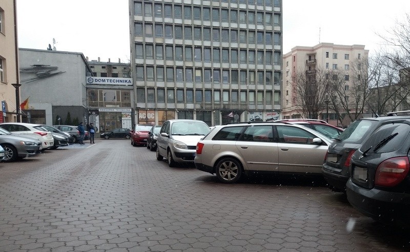 Parking obok Urzędu Miasta Łodzi pęka w szwach. Parkuje na...