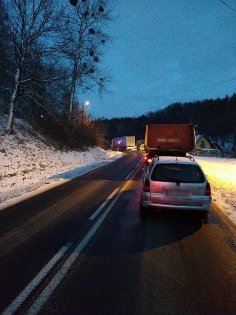 Wypadek w Krasiczynie. Dachował samochód osobowy, droga jest...