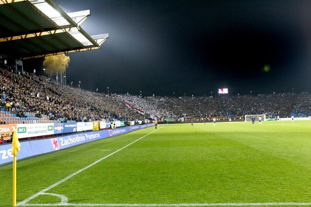 Stadion Pogoni najlepiej prezentuje się wieczorem i gdy jest zapełniony. Ostatnio to rzadki widok, ale trudno się dziwić skoro ani obiekt ani wyniki Portowców nie są zachęcające.