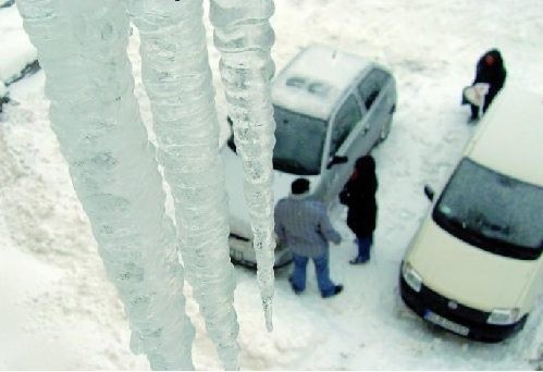 Takie widoki nieprędko znikną z łomżyńskich ulic. Już od jutra temperatura w mieście spadnie do 20 stopni poniżej zera. A usuwanie skutków pogody pochłania coraz więcej pieniędzy.