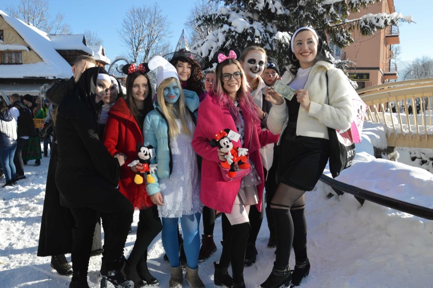 Zakopane. Kilkuset maturzystów zatańczyło poloneza na Krupówkach [ZDJĘCIA]