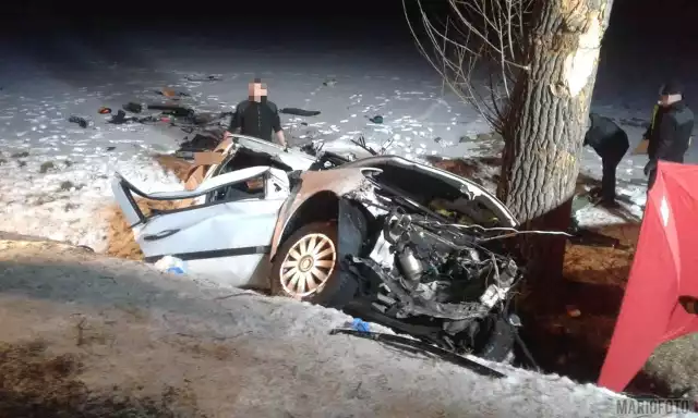 Wypadek w Wierzbięcicach. Dwie osoby nie żyją, dwie są ranne.