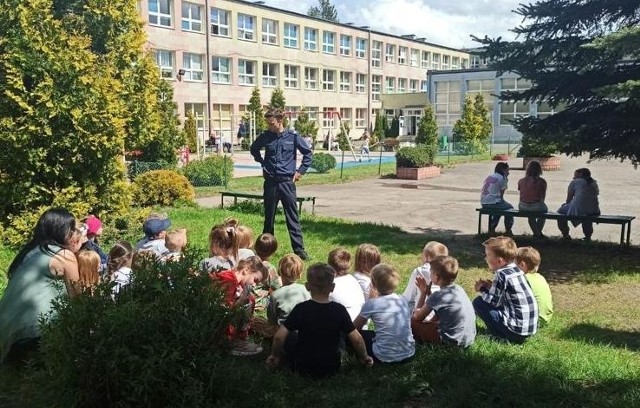 Aby zapobiec letnim tragediom nad wodą, policjanci uczą dzieci odpowiedzialnych zachowań.