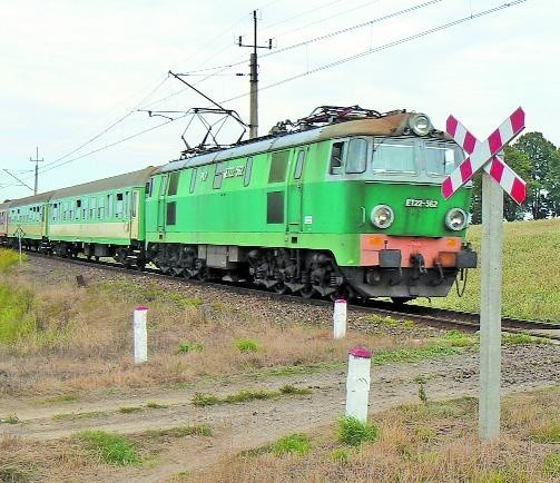 Zbliżają się wakacje, wielu młodych ludzi w tym okresie się nudzi. Niestety, zabawa polegająca na rzucaniu kamieniami w pociąg nie jest rzadkością. A może zakończyć się tragicznie.