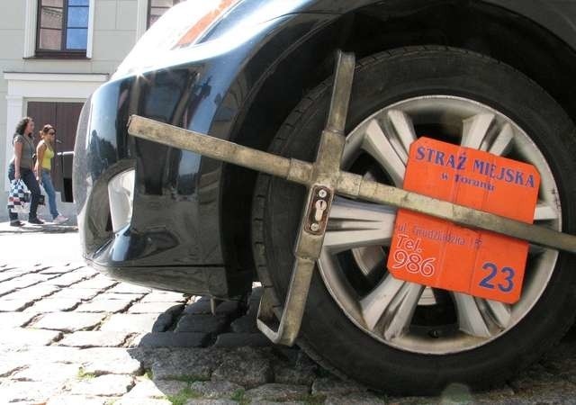 Tylko w styczniu tego roku toruńscy strażnicy miejscy zalożyli ponad 100 blokad na koła źle zaparkowanych aut