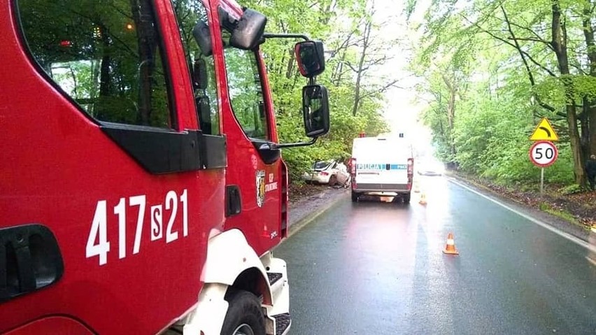 Wypadek w Bytomiu: Kompletnie zmiażdżone audi tt. Kierowca roztrzaskał sportowy samochód o drzewo, ale nic mu się nie stało ZOBACZ ZDJĘCIA