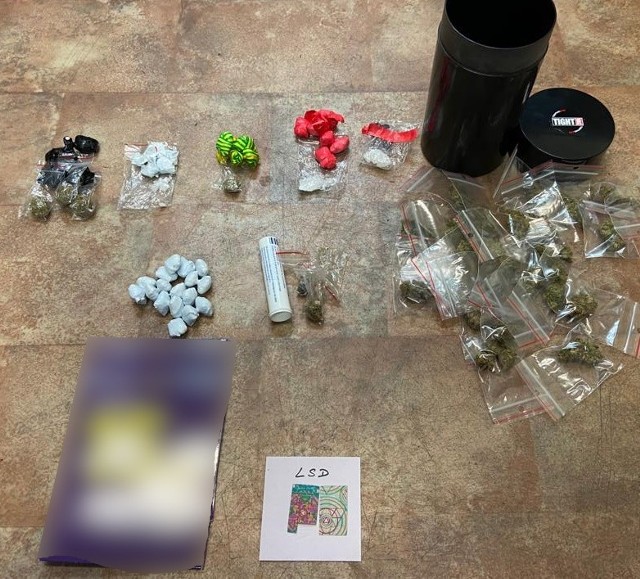Policjanci znaleźli przy 24-latku sportowy plecak, a w nim torebki strunowe i pudełka zawierające porcje mefedronu, marihuanę i LSD. W sumie zabezpieczyli 130 gramów narkotyków.