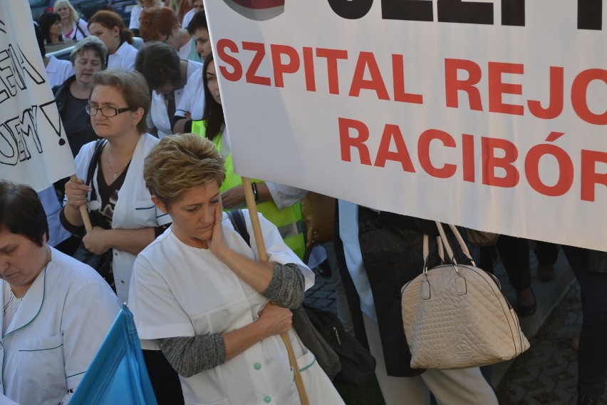 Manifestacja pielęgniarek w Raciborzu. Pielęgniarki przyszły z wuwuzelami [ZDJĘCIA]