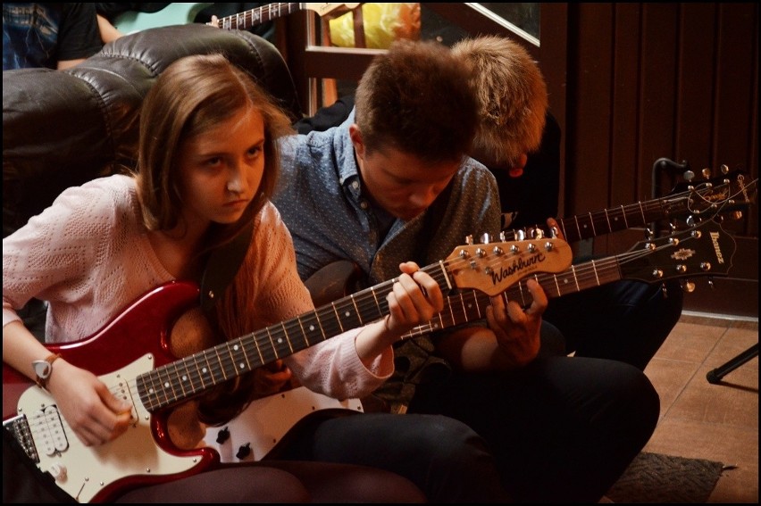Młodzi gitarzyści mają zapał do nauki