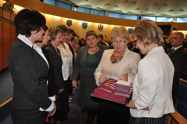 Medale pracownikom Powiatowego Urzędu Pracy oraz Powiatowego Zarządu Dróg w Kielcach wręczały wiceminister pracy i polityki społecznej Czesława Ostrowska oraz wojewoda świętokrzyski Bożentyna Pałka-Koruba.