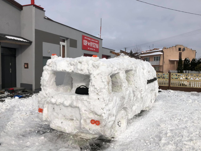 Wykonany ze śniegu wóz strażacki można podziwiać na placu...