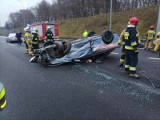 Wypadek na A2 w Łódzkiem. Samochód dachował na autostradzie. Uwaga na utrudnienia!