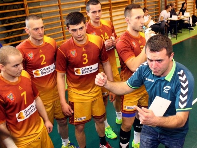 Trener Radosław Żebrowski motywował swoich zawodników do jeszcze skuteczniejszej gry.