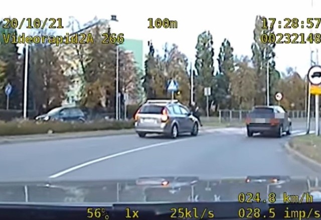 Tak kierowcy łamią przepisy na przejściach dla pieszych w Kaliszu.