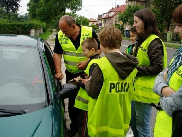 Wakacyjny Patrol w akcji. Tym razem funkcjonariusze "odpoczywali&#8221;, bo w rolę kontrolujących wcielili się wychowankowie Domu Dziecka w Łobzie.