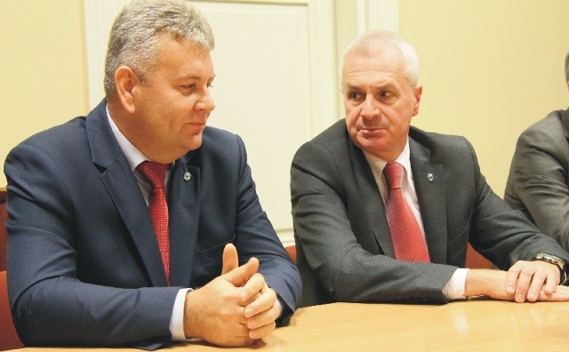 Janusz Hamryszczak (nz. z lewej) w wyborach w 2010 r., był kandydatem PiS w wyborach na prezydenta miasta i konkurentem Roberta Chomy (nz. z prawej). Teraz będą współpracować ze sobą.