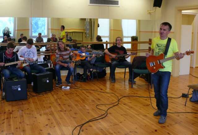 Jacek Królik prowadzi warsztaty z gry na gitarze.