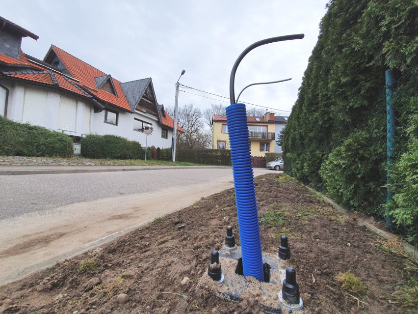 W Słupsku stare słupy oświetleniowe będą stały koło nowych