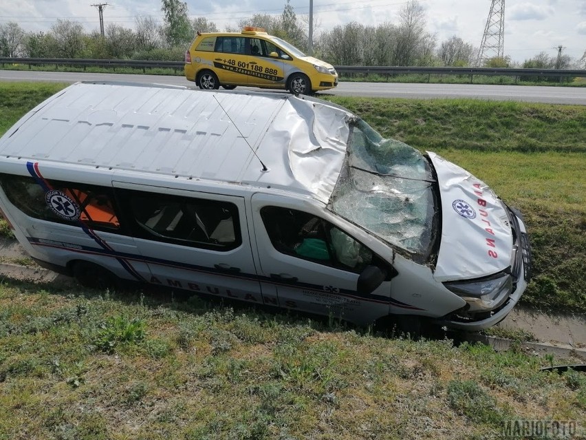 Wypadek ambulansu na autostradzie A4 pod Brzegiem