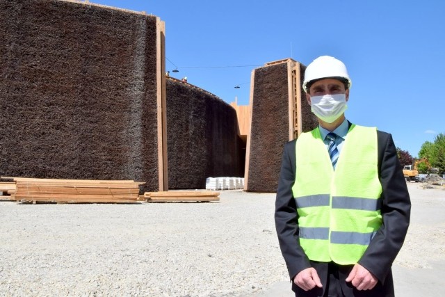 Ogromna tężnia , nowy dom zdrojowy i inne nowe obiekty Buska-Zdroju robią już imponujące wrażenia. Tężnia jest już niemal gotowa, trwają tu ostatnie prace wykończeniowe. Obok tężni pięknie prezentuje się nowy Dom Zdrojowy, gdzie znajdzie się pijalnia wód, mała tężnia czynna cały rok, oranżeria,kawiarnia oraz sklep produktu regionalnego. Obiekty mają zostać oddane do użytku na początku przyszłego roku.Zobaczcie jak nowe obiekty prezentowały się w środę 19 sierpnia