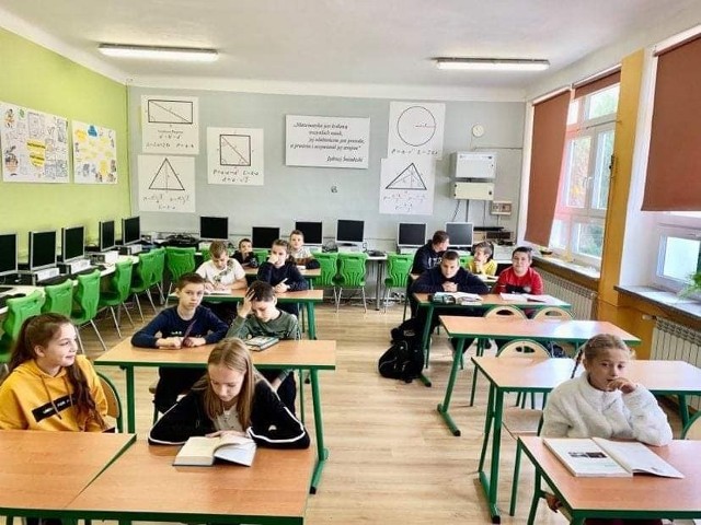 Dzień Głośnego Czytania w Szkole Podstawowej w Zawierzbiu, w gminie Samborzec