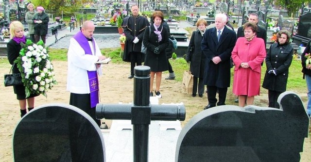 Ceremonii pogrzebowej na nowym bielskim cmentarzu przewodniczył kapelan szpitalny ks. Andrzej Witerski