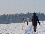 Straszna śmierć na mrozie. Nie żyje kobieta z gminy Gniewoszów