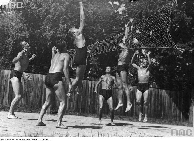 Uczestnicy obozu treningowego podczas gry w siatkówkę. Wrzesień 1939.