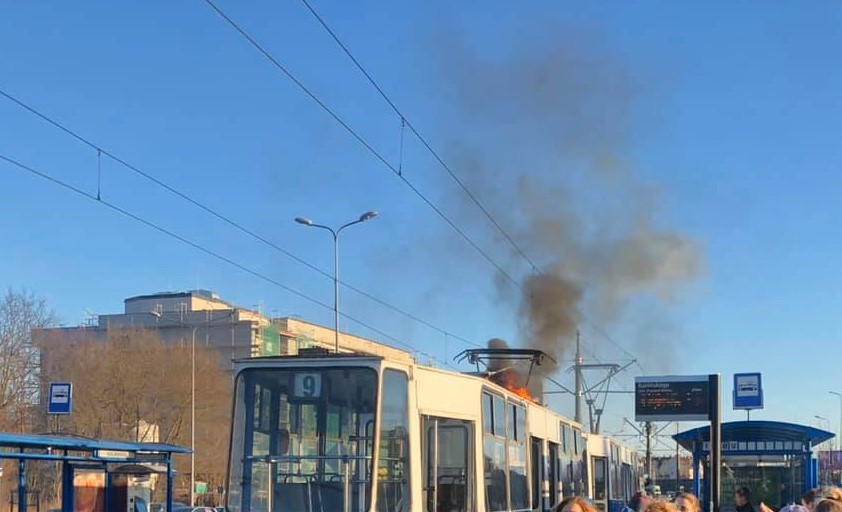 Kraków. Na ulicy Kuklińskiego płonął tramwaj. Zapalił się pantograf