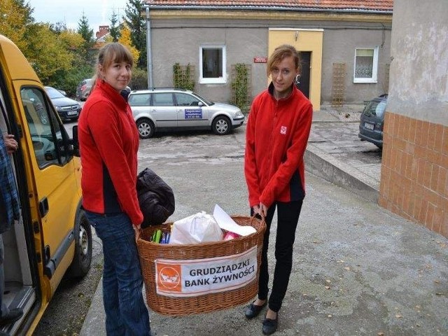 Aleksandra Kamińska ( z prawej) i Milena Karpińska są wolontariuszkami Caritas-u. Pomagają m.in. przy podziale jedzenia, które trafia do tej organizacji z Banku Żywności w Grudziądzu
