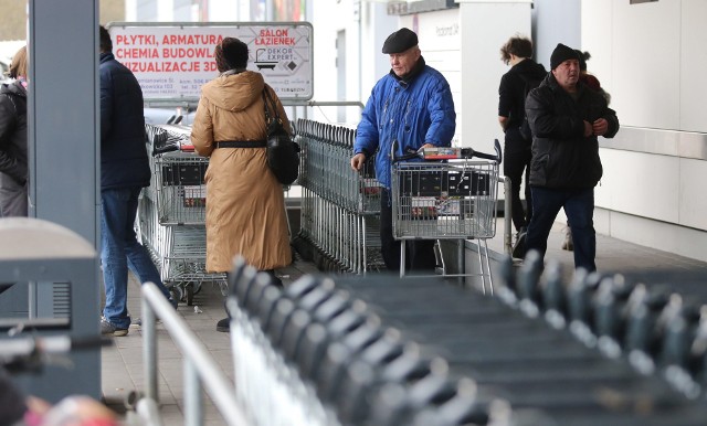 Klienci ruszyli do sklepów przed długim weekendem. Wszystkie sklepy otwarte będą dopiero we wtorek 7 stycznia.