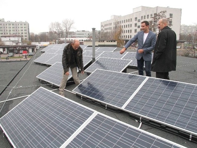 Montowanie baterii słonecznych na dachu IV Liceum w Kielcach.