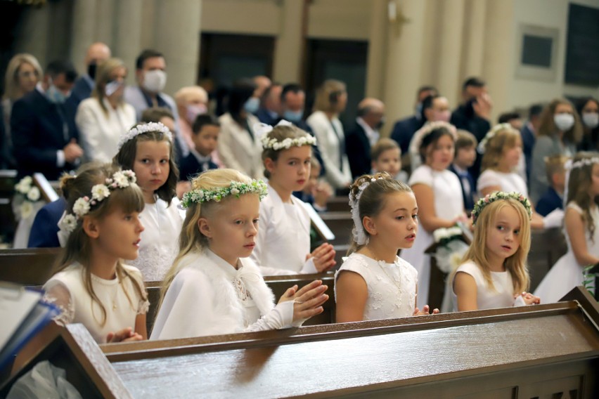 Z kilkumiesięcznym opóźnieniem w Łodzi odbyły się Pierwsze Komunie Święte...