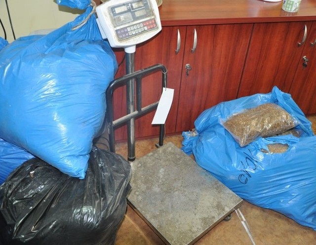 Podczas przeszukania policjanci znaleźli łącznie ponad 280 kilogramów tytoniu.