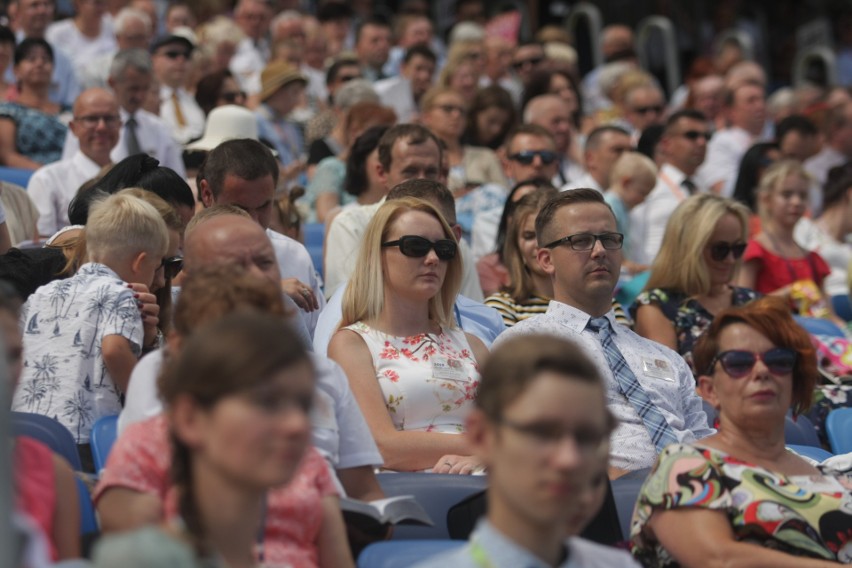 Kongres Świadków Jehowy na Stadionie Śląskim. Dzień 1. Wierni w Chorzowie przez trzy dni będą brać udział w spotkaniach ZDJĘCIA