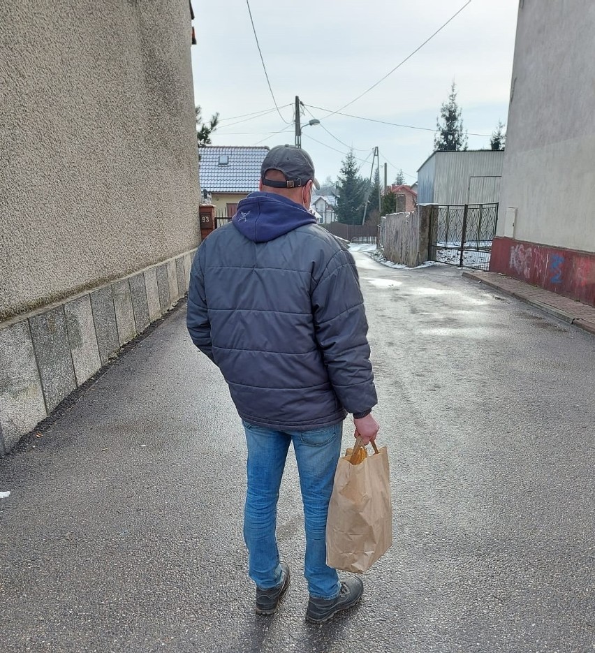 Policjantki dostarczają co pewien czas żywność oraz ubrania...