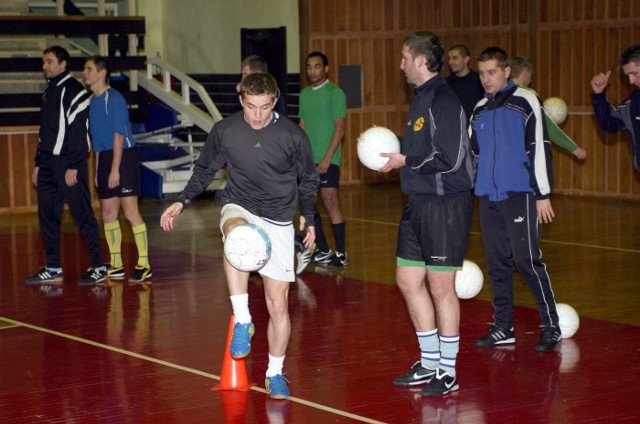 Nowi piłkarze trenują w trzecioligowej drużynie Siarki Tarnobrzeg.