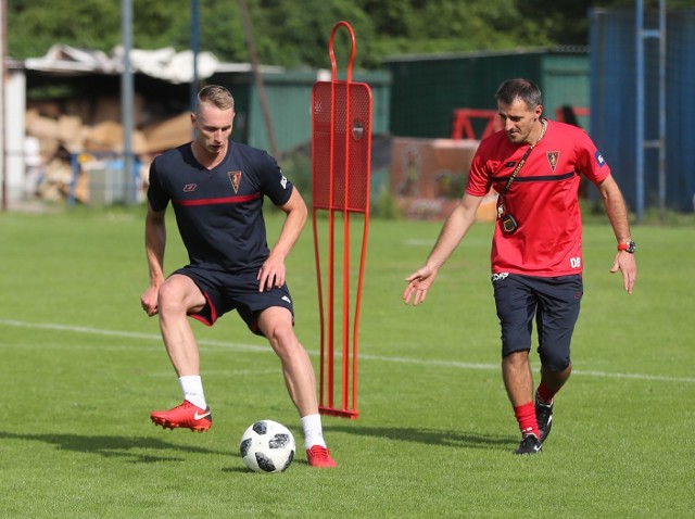 Pierwszy trening Pogoni na trawie. W zajęciach wziął udział Mariusz Malec (z lewej)