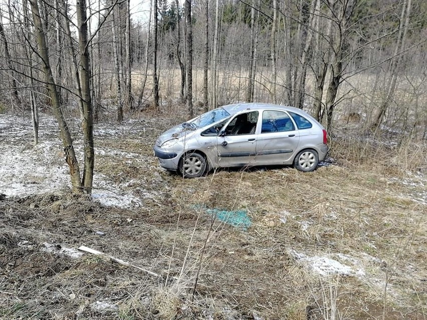 Wesołowo. Wypadek z udziałem trzech samochodów. Jedno auto dachowało [ZDJĘCIA]