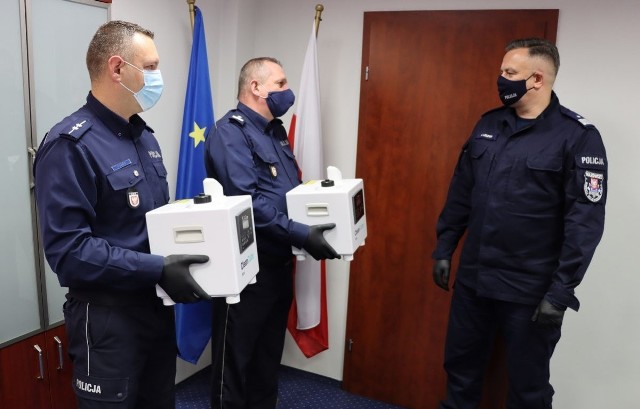 Specjalistyczny sprzęt, który trafił do radomskich jednostek, przekazano na ręce nadinspektora Michała Ledziona, Komendanta Wojewódzkiego Policji z siedzibą w Radomiu (z prawej).