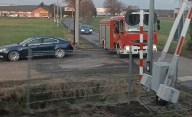 Samochód utknął na przejeździe kolejowym w Tychach